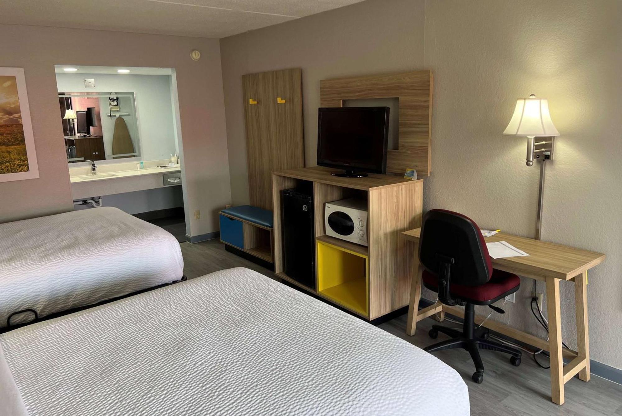 Days Inn By Wyndham Salina South Dış mekan fotoğraf