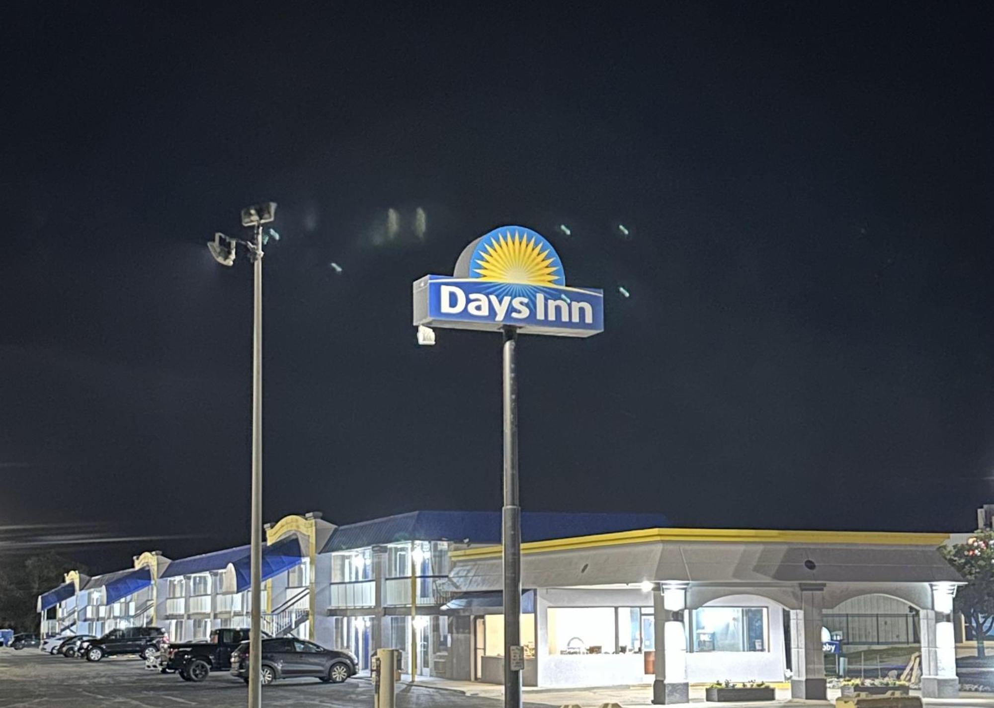 Days Inn By Wyndham Salina South Dış mekan fotoğraf